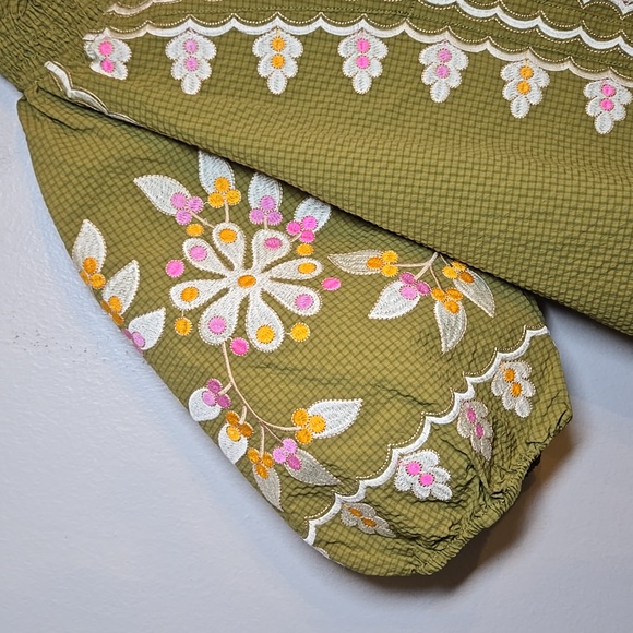 THML Eloise Embroidered Short Puff Sleeved V-Neck Pullover Lightweight Top - Picture 4 of 15